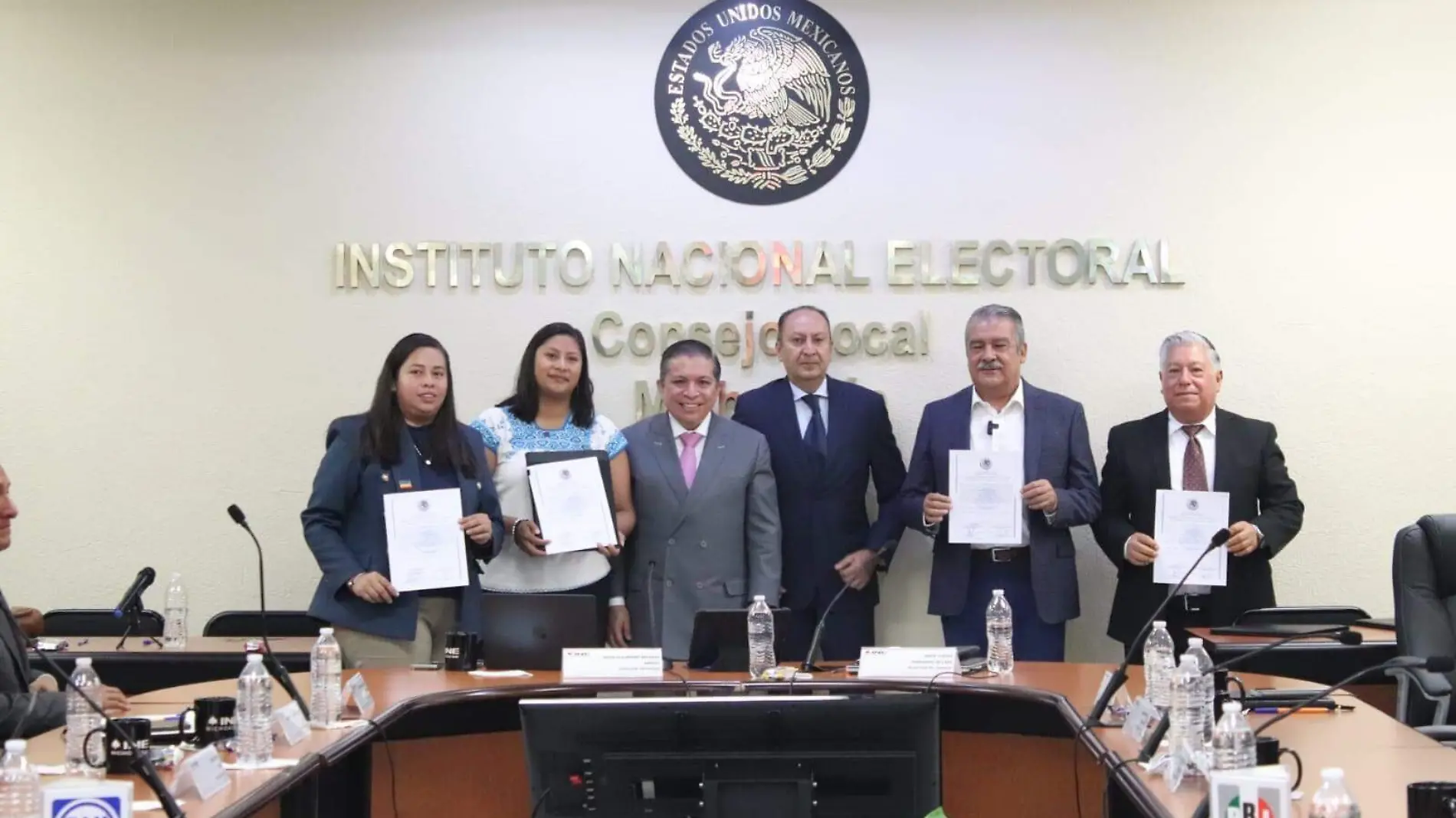 Celeste Ascencio y Raúl Morón recibiendo carta de mayoría